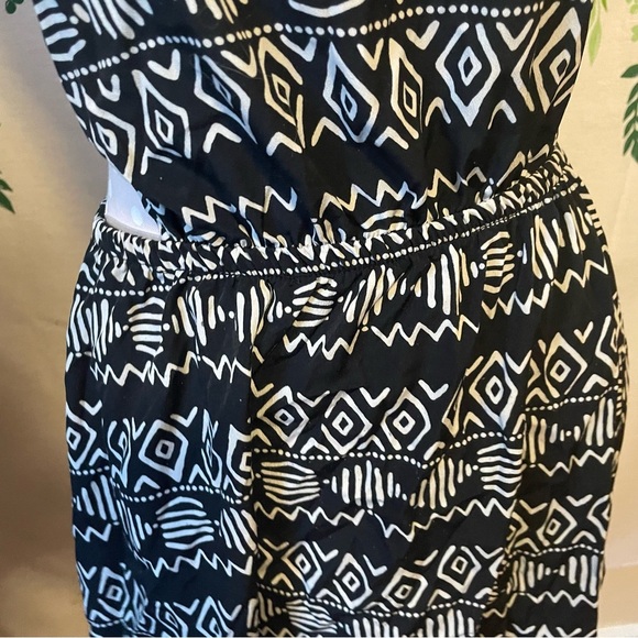 Size L Forever 21 Aztecs Black/White Dress with Cutout on the Back D2 - Picture 2 of 4